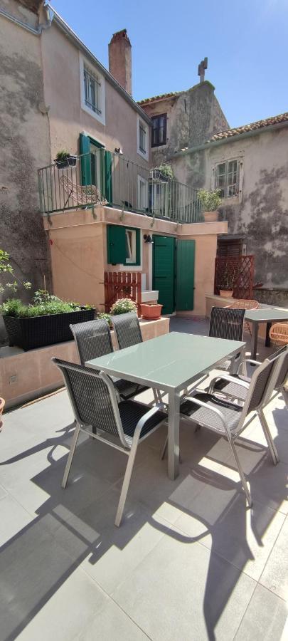 Luxury Apartment - Old Soul With A New Heart เซรส ภายนอก รูปภาพ